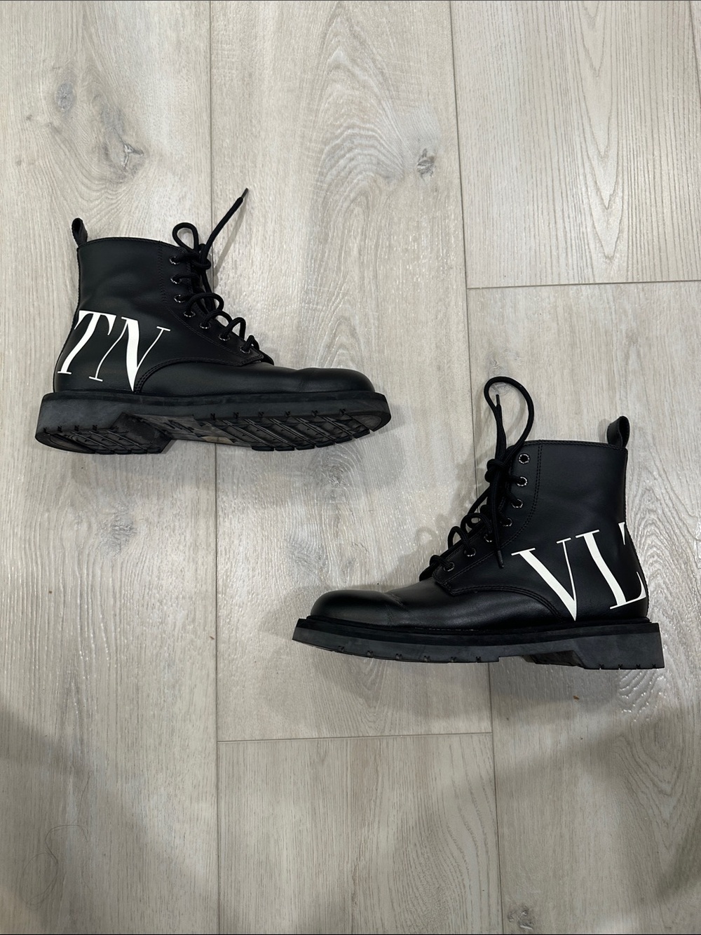 Valentino Garavani Boots Black Leather Size 39